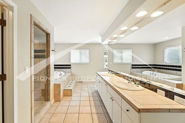 Building Photo - Luxury Meets Location – Impeccable 5BR Hom...