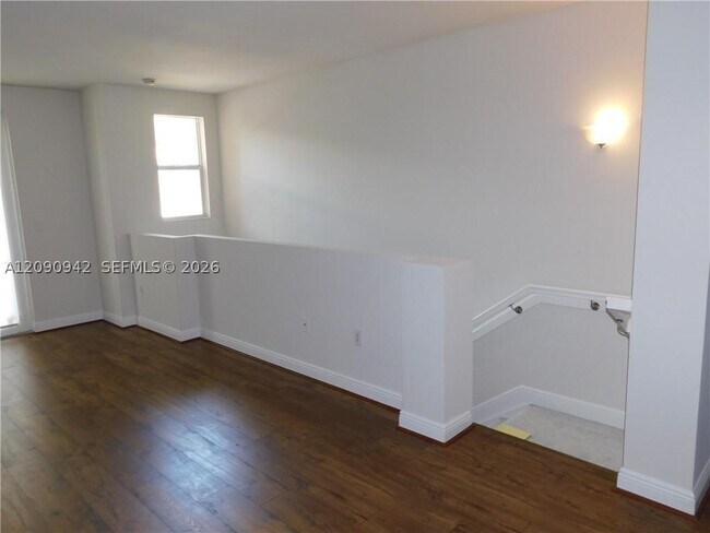 Building Photo - 1338 SW 3rd Ct