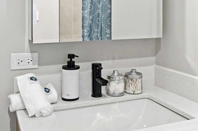 Building Photo - 6044 N Winthrop Ave