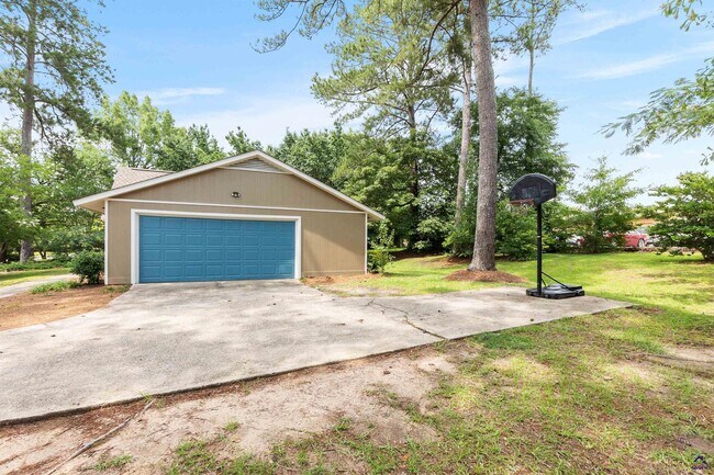 Building Photo - 1100 Kenwood Dr