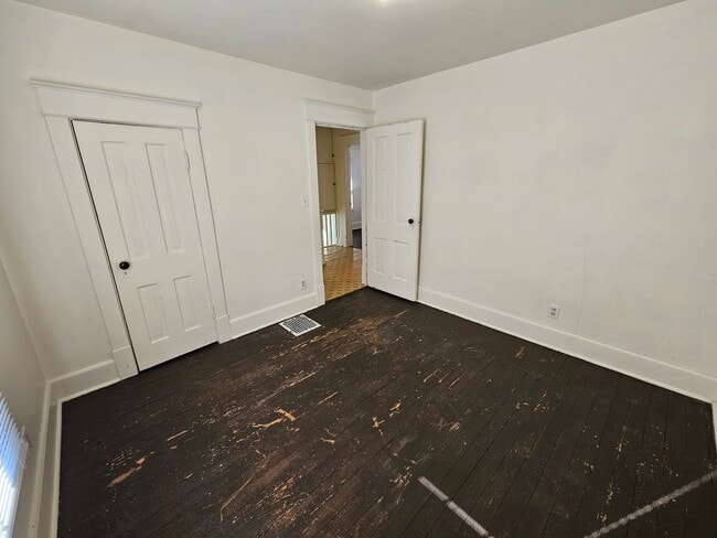 Building Photo - 3 bed, 1 bath, Mishawaka. Fenced Yard. Garage.