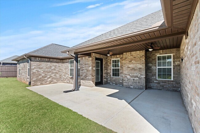 Building Photo - Immaculate 4 Bedroom Home Between Athens a...