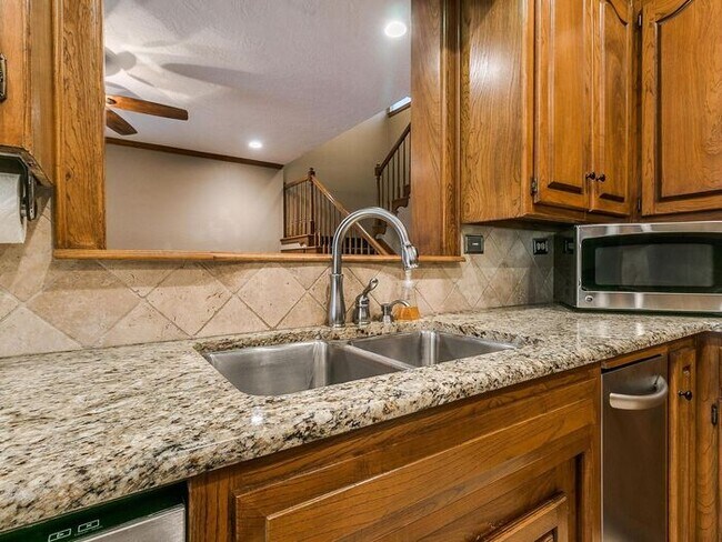 Building Photo - *Rare Find* Stunning Brookhaven 4 Bed 2.5 ...