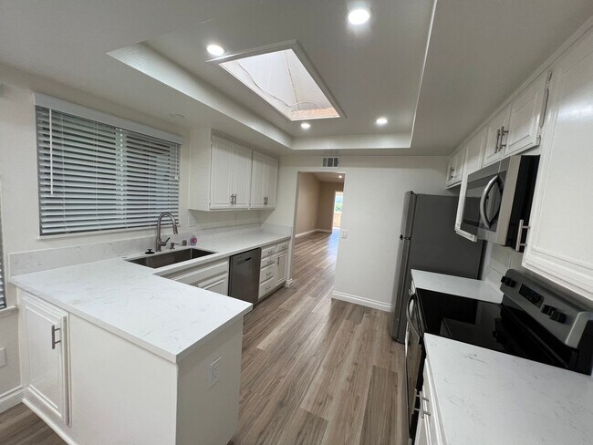 Building Photo - Updated 2 bed / 2 bath Capri in Leisure Village