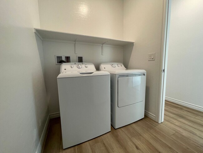 Building Photo - GATED 2 BED 2.5 BATH 2 CAR GARAGE 2 FLOOR TOWNHOUSE IN HENDERSON