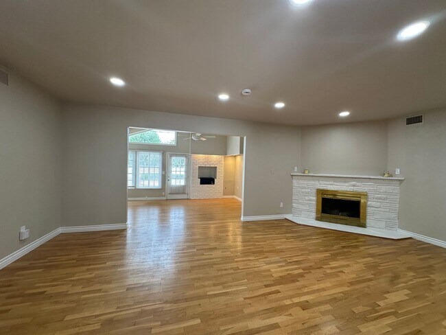 Building Photo - Newly Remodeled | 4 Bedrooms (2 Masters) |...