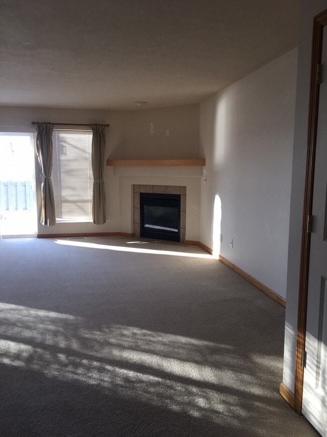 Building Photo - 2 Bedroom, 2 Bathroom Townhouse