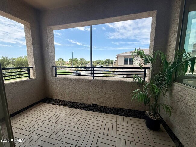 Building Photo - 734 E Doral Ave
