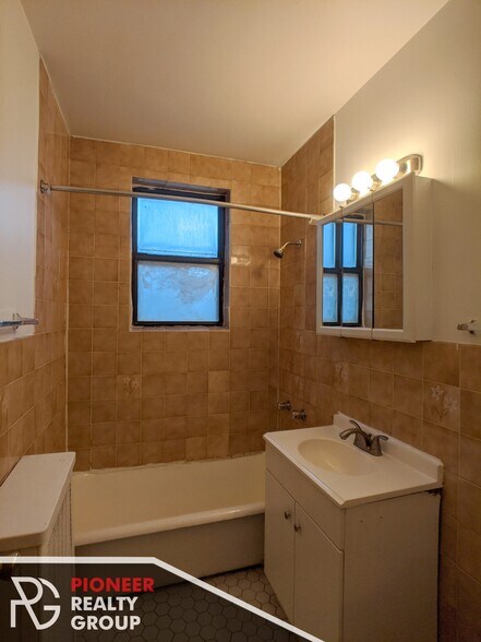 Building Photo - 739 W Belmont Ave