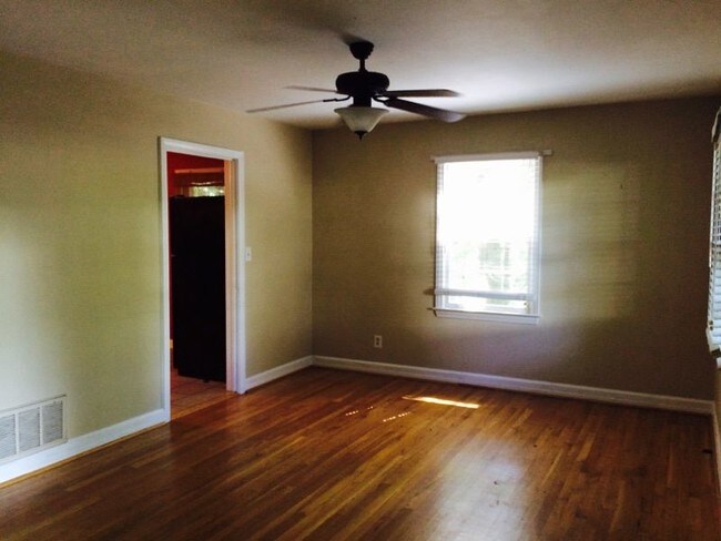 Building Photo - 2BR Home Close to Downtown  Timmons Park