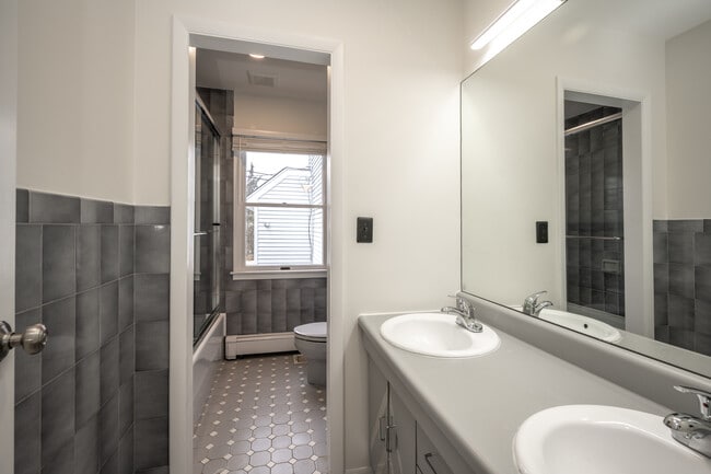 Building Photo - 14 Deane Pl