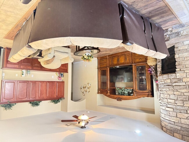 Building Photo - 1928 W Spur Dr