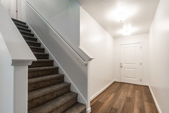 Building Photo - 461 S Day Dream Ln