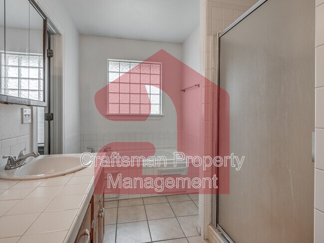 Building Photo - 2707 Silvertree Dr