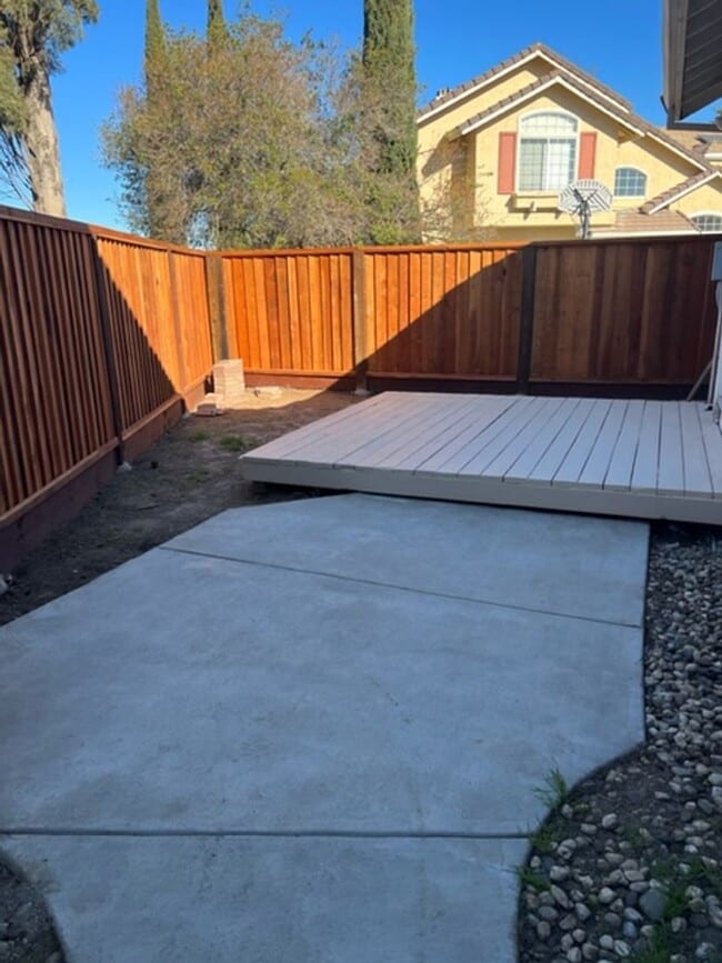 Building Photo - Spacious 4-Bedroom Home in a Quiet Tracy C...