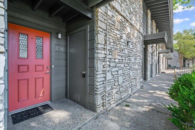 Building Photo - 1304 Mariposa Dr