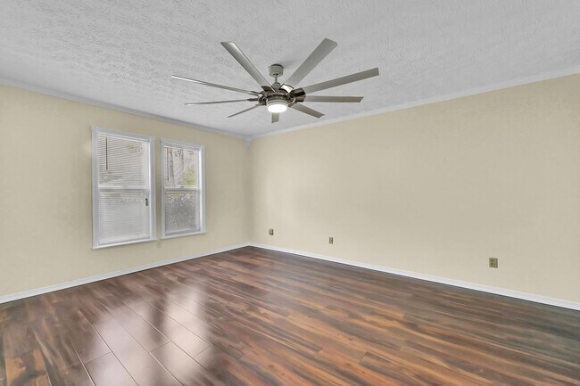 Building Photo - 462 NW Sherbrooke Ave