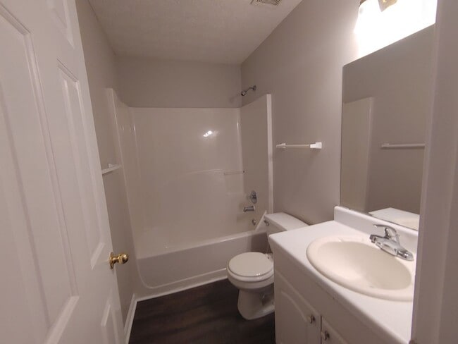 Building Photo - Spacious 2Bd/2Ba Duplex - Move-In Ready!