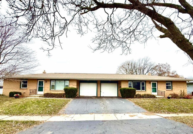 Building Photo - 404 Elmwood Dr