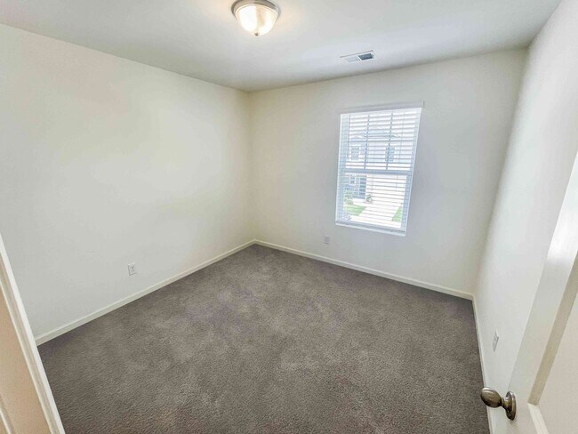 Building Photo - Cartersville Townhome - 3BR/2.5BA