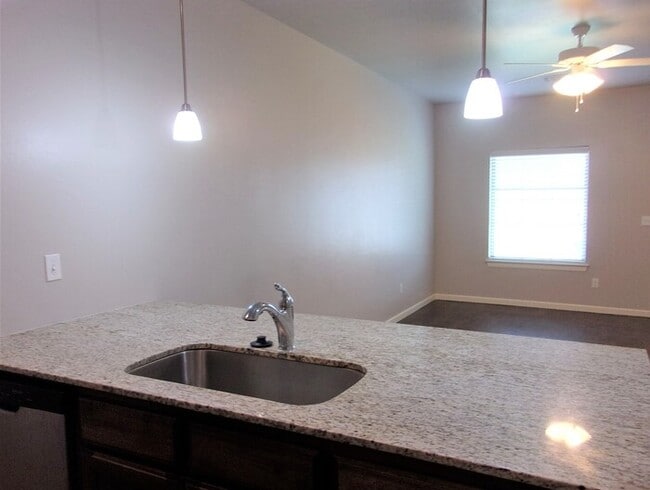 Building Photo - 2 BED 1 BATH 1 CAR GARAGE TOWNHOUSE-DEL CITY