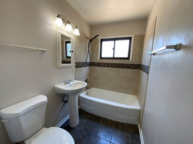 Building Photo - 3 Bedroom Single Story Home Near Gibson Bl...