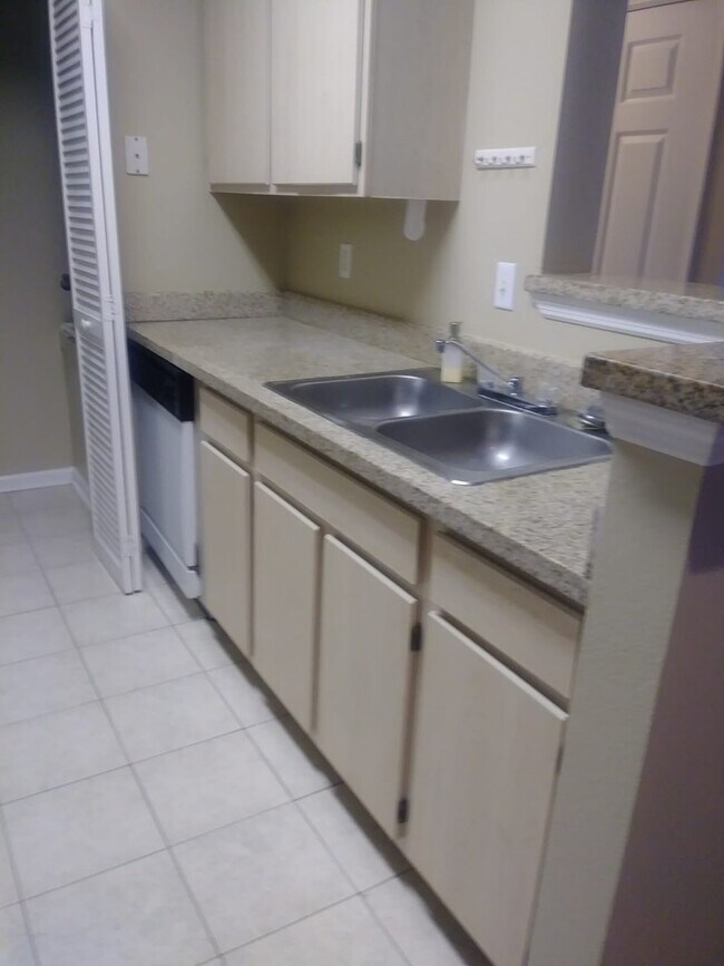 Building Photo - 1 bed, 1 bath condo at Sunset Lake, a wate...