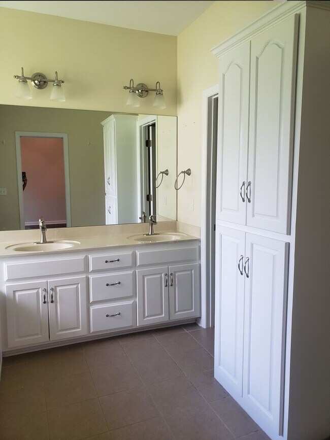 Building Photo - Windsor Trace Subdivision!