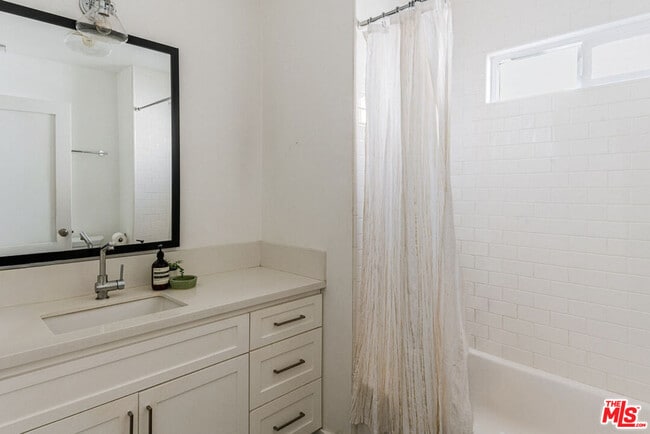 Building Photo - 4870 Stratford Rd