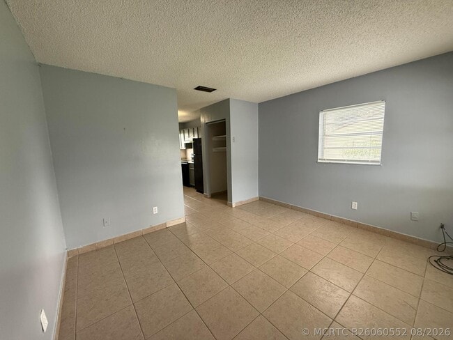 Building Photo - 5006 Sanibel Ave