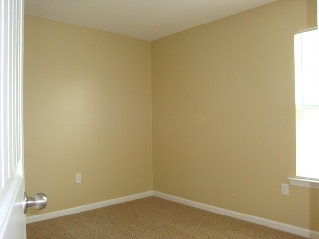 Building Photo - Charming 3BR/2BA Home with Fenced Yard, Ga...