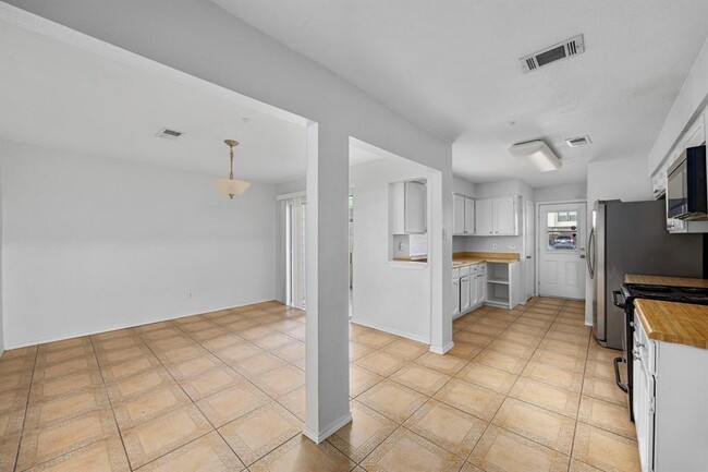 Building Photo - 7838 Green Lawn Dr