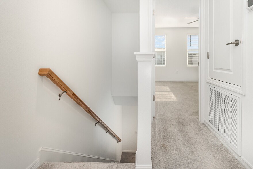 Building Photo - 2037 Viewfinder St