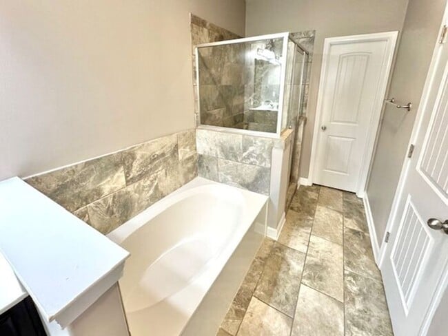 Building Photo - Move In Special! , Style, Gated Community,...