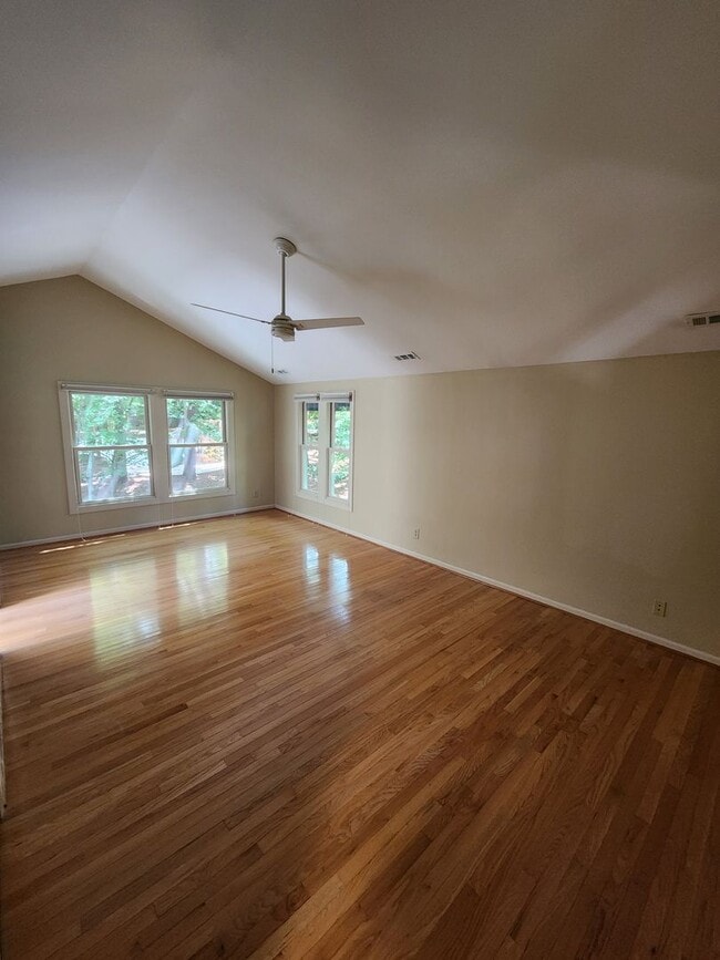 Building Photo - 115 Creekview Cir