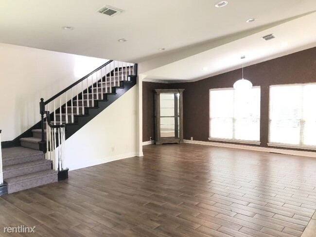 Building Photo - 5 br, 3 bath House - 2913 Pacific Ct