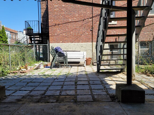Building Photo - Ground floor apt with backyard