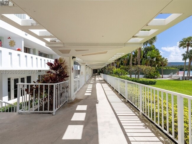 Building Photo - 500 Bayview Dr