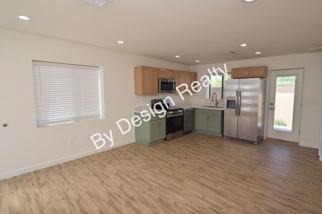 Building Photo - Contemporary 1 Bed 1 Bath with Beautiful Finishes, Private Yard & Off-Street Parking