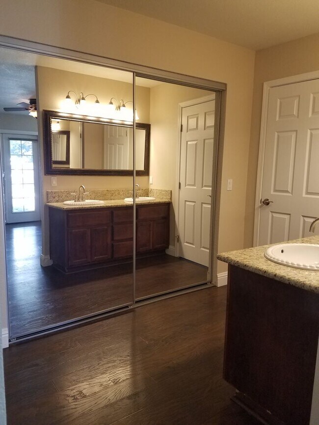 Building Photo - Lovely Roseville Home Close to School, Sho...