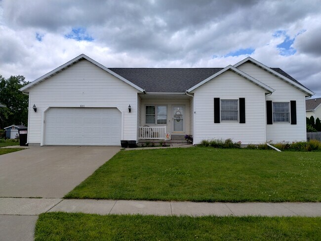 Primary Photo - 611 8th Ave