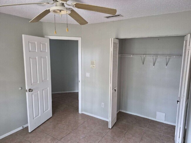 Building Photo - "Spacious 1732 Sq Ft 3-Bed, 2 Baths, in Tarpon Springs!"