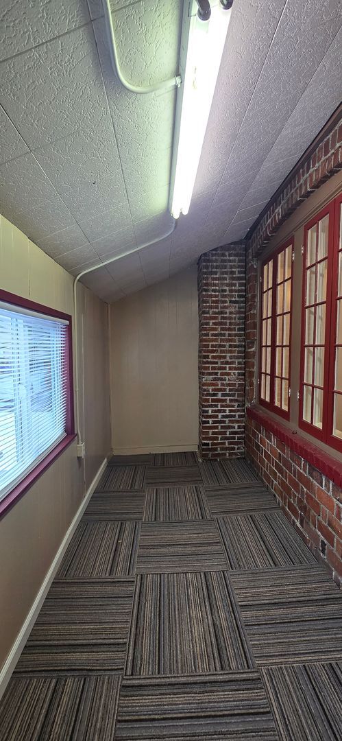 Building Photo - 2 Bedroom up stairs apartment