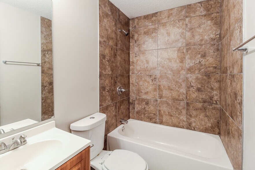 Building Photo - 7152 Ravenwood Ln