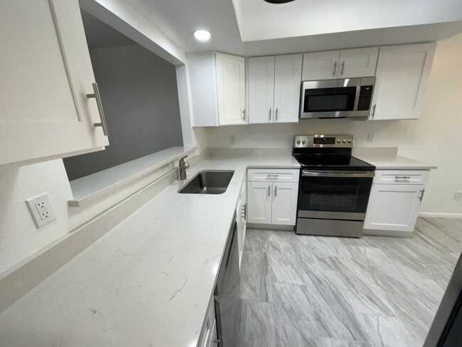 Building Photo - Eastside townhome completely remodeled, he...