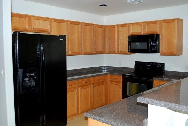 Building Photo - Modern 4 Bed 5 Bath Near UofA – Private Baths & Off-Street Parking