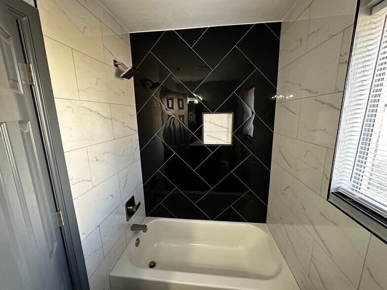 Building Photo - 2701 SW 65th St