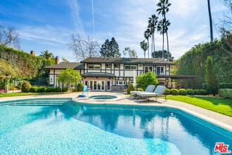 Building Photo - 13037 San Vicente Blvd