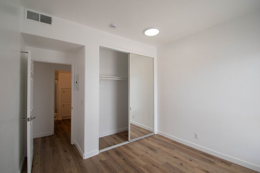 Building Photo - 425 N Alvarado St