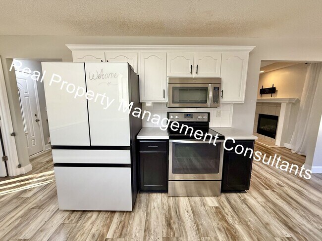 Building Photo - 4 Bedroom with Flexible Living & Modern Charm